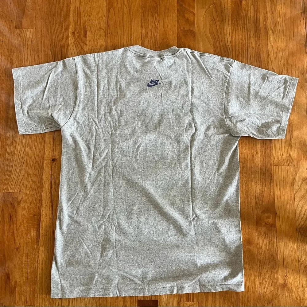 Vintage NIKE Men's Heather Gray Tee Shirt with Yellow and blue Accents Sz XL TG